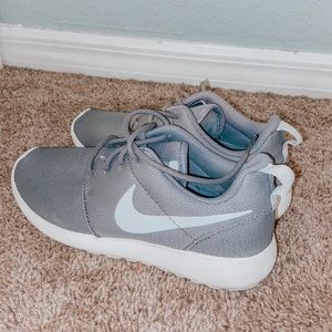GRAY NIKE RUNNING SHOES